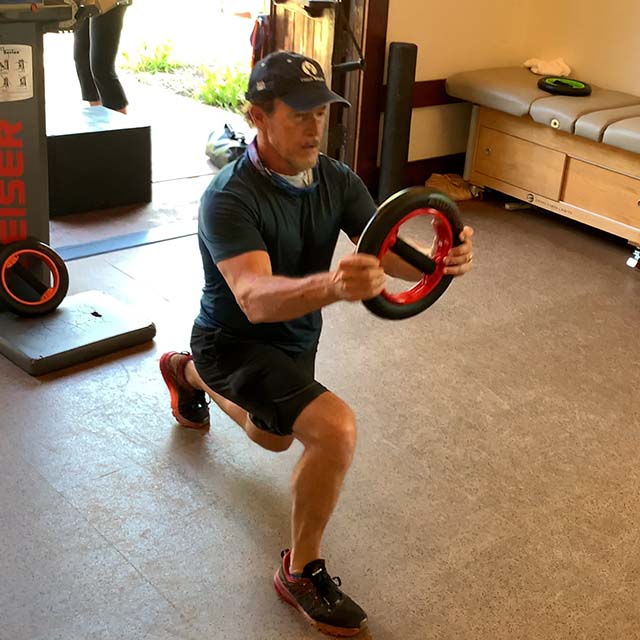 Walking lunge using AXIO 1080